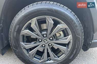 Позашляховик / Кросовер Toyota RAV4 2023 в 