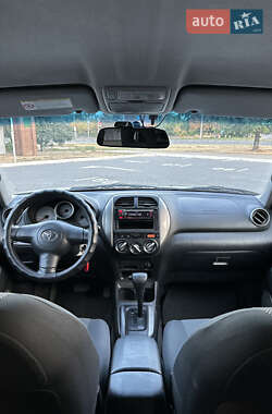 Внедорожник / Кроссовер Toyota RAV4 2004 в 
