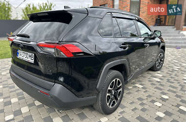 Позашляховик / Кросовер Toyota RAV4 2019 в 