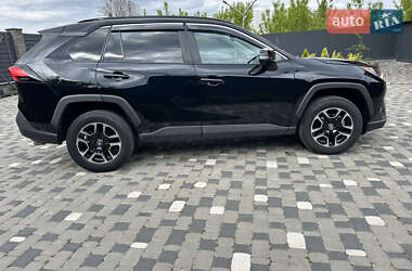 Позашляховик / Кросовер Toyota RAV4 2019 в 
