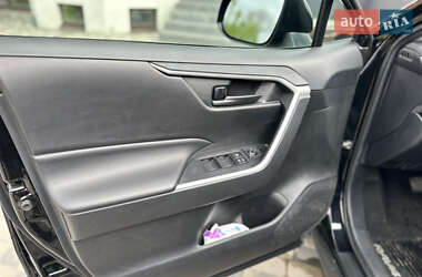 Позашляховик / Кросовер Toyota RAV4 2019 в 