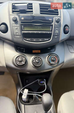 Внедорожник / Кроссовер Toyota RAV4 2011 в 