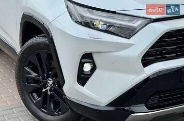 Позашляховик / Кросовер Toyota RAV4 2023 в 