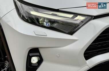 Позашляховик / Кросовер Toyota RAV4 2023 в 