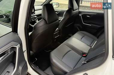Позашляховик / Кросовер Toyota RAV4 2023 в 