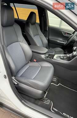 Позашляховик / Кросовер Toyota RAV4 2023 в 