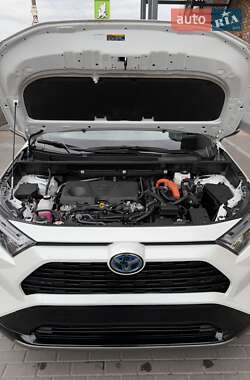 Позашляховик / Кросовер Toyota RAV4 2023 в 