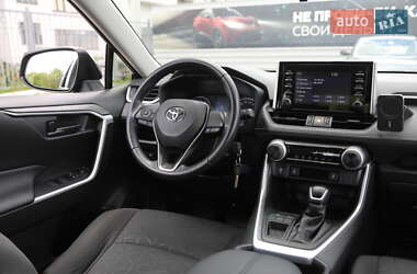 Позашляховик / Кросовер Toyota RAV4 2020 в 