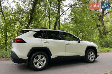 Позашляховик / Кросовер Toyota RAV4 2019 в 