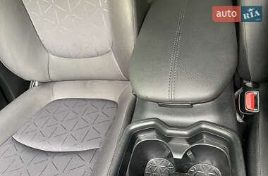 Позашляховик / Кросовер Toyota RAV4 2019 в 