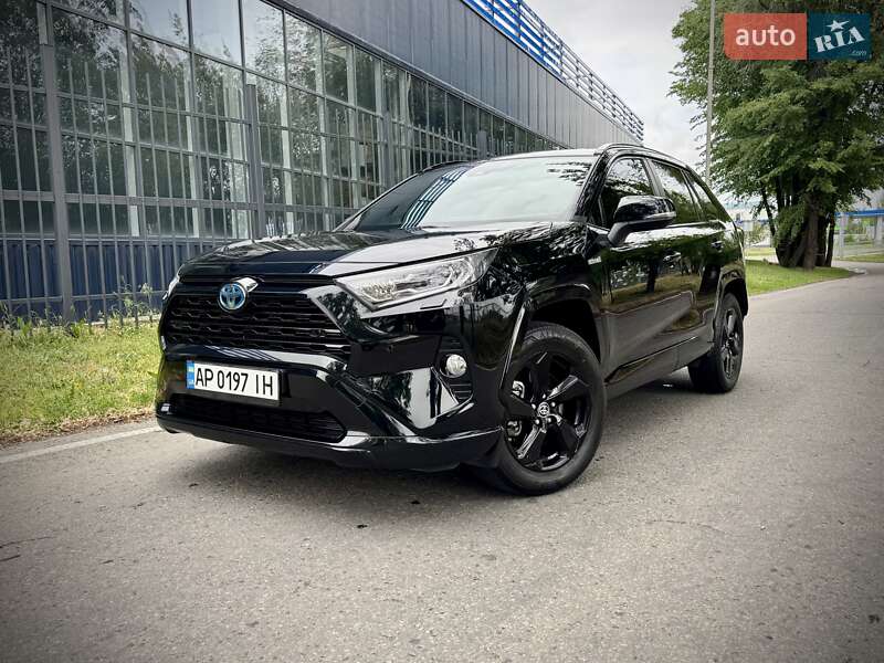 Внедорожник / Кроссовер Toyota RAV4 2020 в 