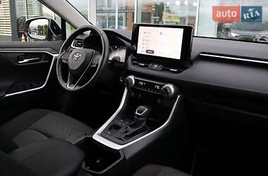 Позашляховик / Кросовер Toyota RAV4 2023 в 