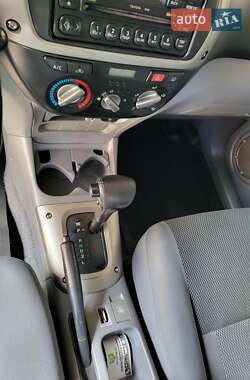 Внедорожник / Кроссовер Toyota RAV4 2002 в 