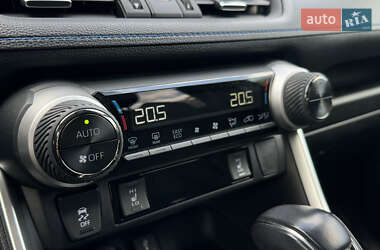 Внедорожник / Кроссовер Toyota RAV4 2020 в 