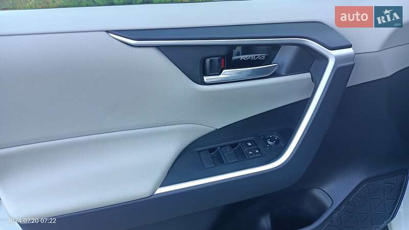 Позашляховик / Кросовер Toyota RAV4 2020 в Києві