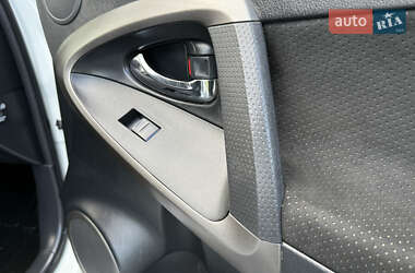 Позашляховик / Кросовер Toyota RAV4 2011 в 
