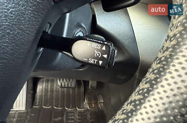 Позашляховик / Кросовер Toyota RAV4 2011 в 
