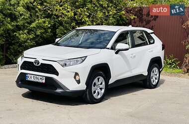 Внедорожник / Кроссовер Toyota RAV4 2019 в 