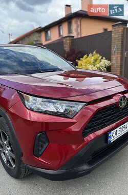 Позашляховик / Кросовер Toyota RAV4 2018 в 