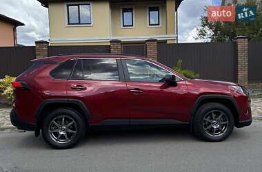 Позашляховик / Кросовер Toyota RAV4 2018 в 