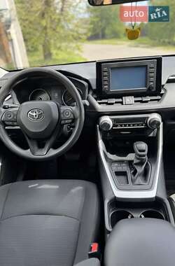 Позашляховик / Кросовер Toyota RAV4 2018 в 