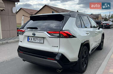 Позашляховик / Кросовер Toyota RAV4 2021 в 
