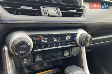 Позашляховик / Кросовер Toyota RAV4 2021 в 
