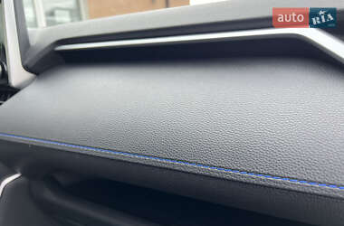 Позашляховик / Кросовер Toyota RAV4 2021 в 