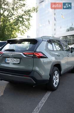 Позашляховик / Кросовер Toyota RAV4 2019 в 