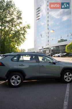 Позашляховик / Кросовер Toyota RAV4 2019 в 