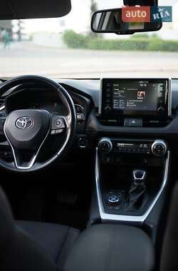 Позашляховик / Кросовер Toyota RAV4 2019 в 