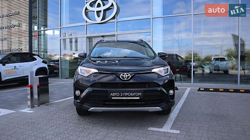 Позашляховик / Кросовер Toyota RAV4 2017 в Рівному