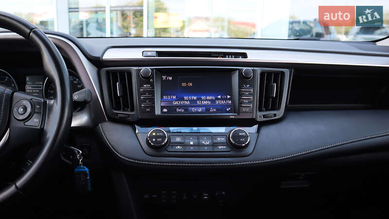 Позашляховик / Кросовер Toyota RAV4 2017 в Рівному