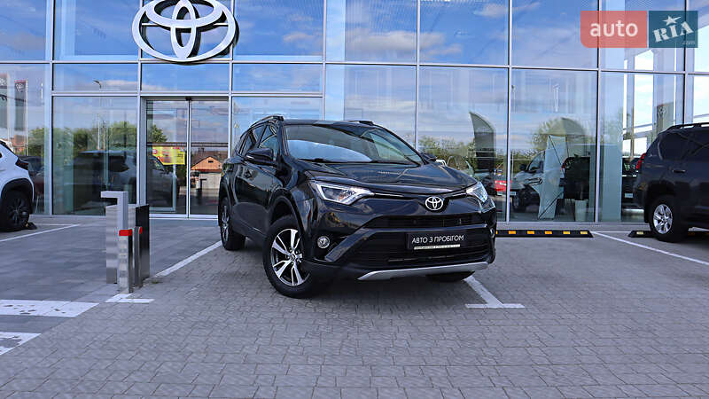 Позашляховик / Кросовер Toyota RAV4 2017 в Рівному
