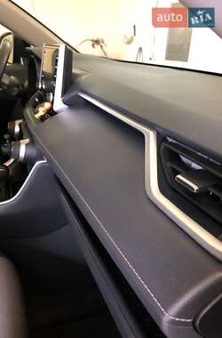 Внедорожник / Кроссовер Toyota RAV4 2019 в 