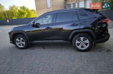 Позашляховик / Кросовер Toyota RAV4 2023 в 