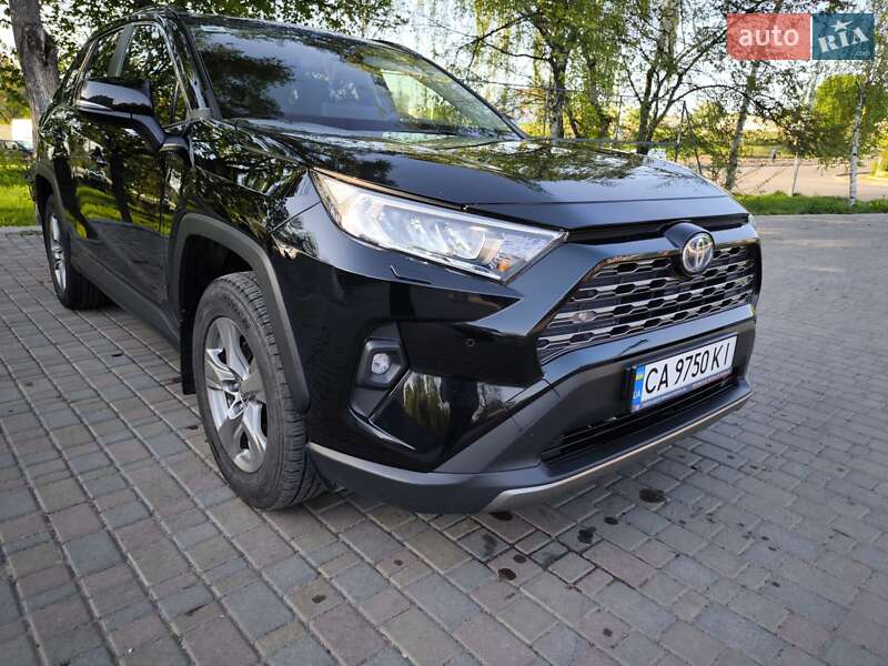 Позашляховик / Кросовер Toyota RAV4 2023 в 