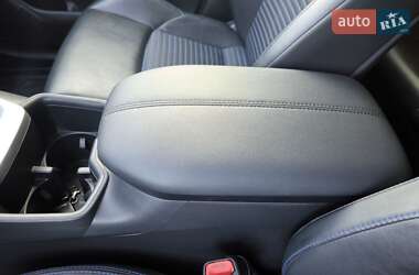 Позашляховик / Кросовер Toyota RAV4 2023 в 