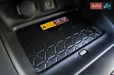 Позашляховик / Кросовер Toyota RAV4 2023 в 