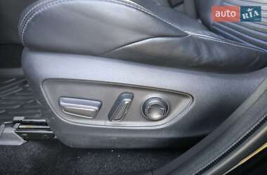Позашляховик / Кросовер Toyota RAV4 2023 в 