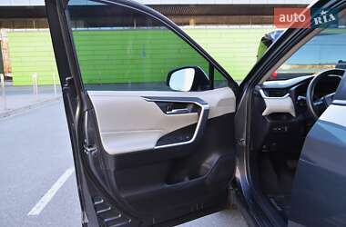 Внедорожник / Кроссовер Toyota RAV4 2020 в 