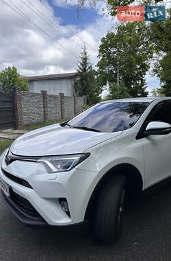 Внедорожник / Кроссовер Toyota RAV4 2017 в 