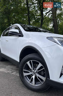 Внедорожник / Кроссовер Toyota RAV4 2017 в 
