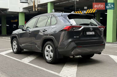 Позашляховик / Кросовер Toyota RAV4 2020 в 