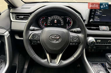Позашляховик / Кросовер Toyota RAV4 2020 в 