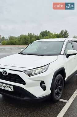 Внедорожник / Кроссовер Toyota RAV4 2020 в Киеве