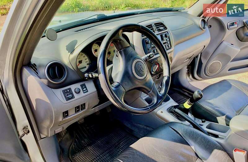 Внедорожник / Кроссовер Toyota RAV4 2002 в Луцке