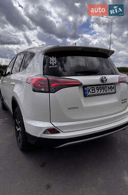 Позашляховик / Кросовер Toyota RAV4 2016 в 