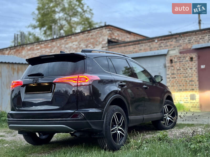 Внедорожник / Кроссовер Toyota RAV4 2017 в Чернигове