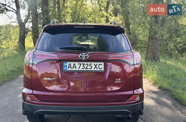 Внедорожник / Кроссовер Toyota RAV4 2018 в 